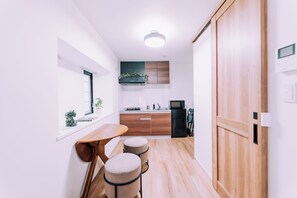 Frigorífico, microondas, placa de cocina y utensilios de cocina