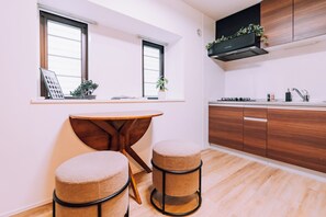 Réfrigérateur, micro-ondes, plaque de cuisson