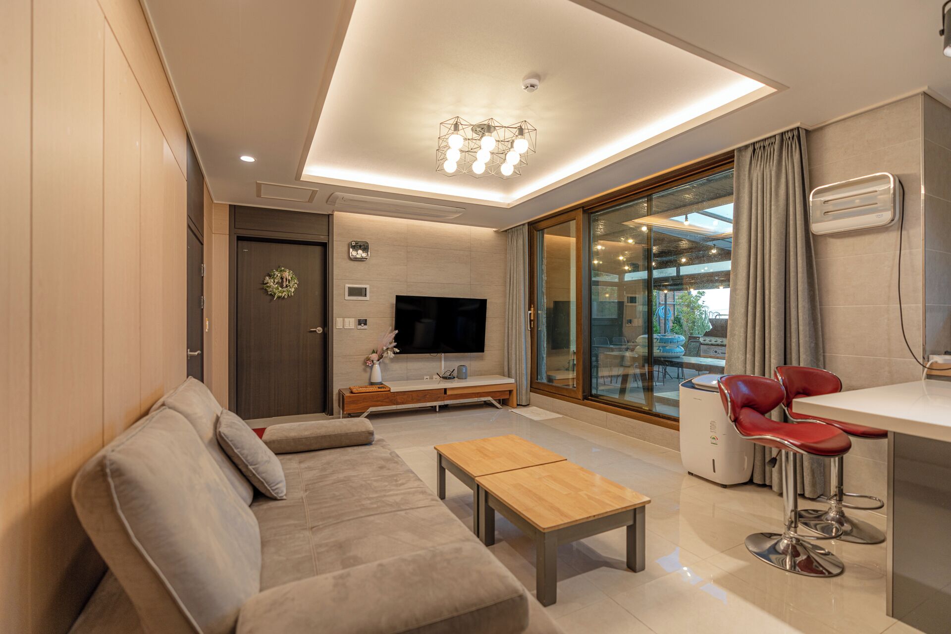 วิลล่าสำหรับครอบครัว, สระว่ายน้ำส่วนตัว, เห็นวิวทะเลบางส่วน | บริเวณนั่งเล่น