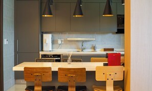 Vila família, 3 quartos, piscina particular, vista parcial para o mar | Cozinha privada | Geladeira, micro-ondas, cooktop, talheres/pratos/utensílios de cozinha