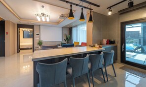 Villa familiar, 3 habitaciones, piscina privada, vistas parciales al mar | Interior