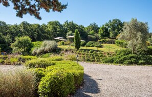 Property grounds - Luxurious home in Trequanda with house a panoramic view (Trequanda)