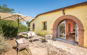 Outdoor dining - 2 bedroom gorgeous home in Trequanda (Trequanda)