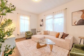 Living area - Spacious 4Bed-2Bath near Boston-4min away from Tufts (Medford)