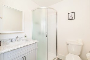 Shower, hair dryer, towels, soap - Spacious 4Bed-2Bath near Boston-4min away from Tufts (Medford)