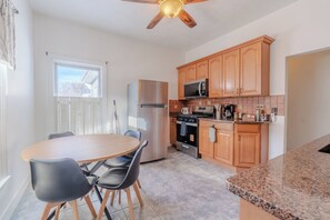 Private kitchen - Spacious 4Bed-2Bath near Boston-4min away from Tufts (Medford)