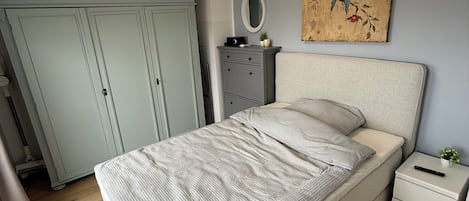 2 bedrooms, iron/ironing board, WiFi, bed sheets