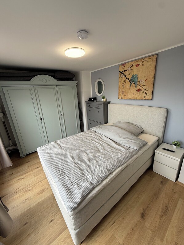 2 habitaciones, tabla de planchar con plancha, wifi y ropa de cama 