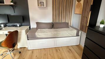 Iron/ironing board, WiFi, bed sheets