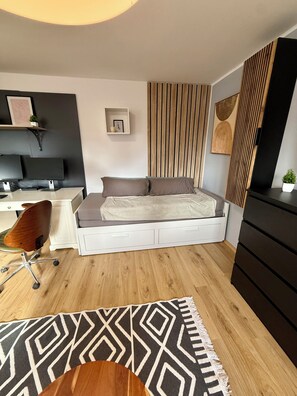 Een strijkplank/strijkijzer, wifi, beddengoed