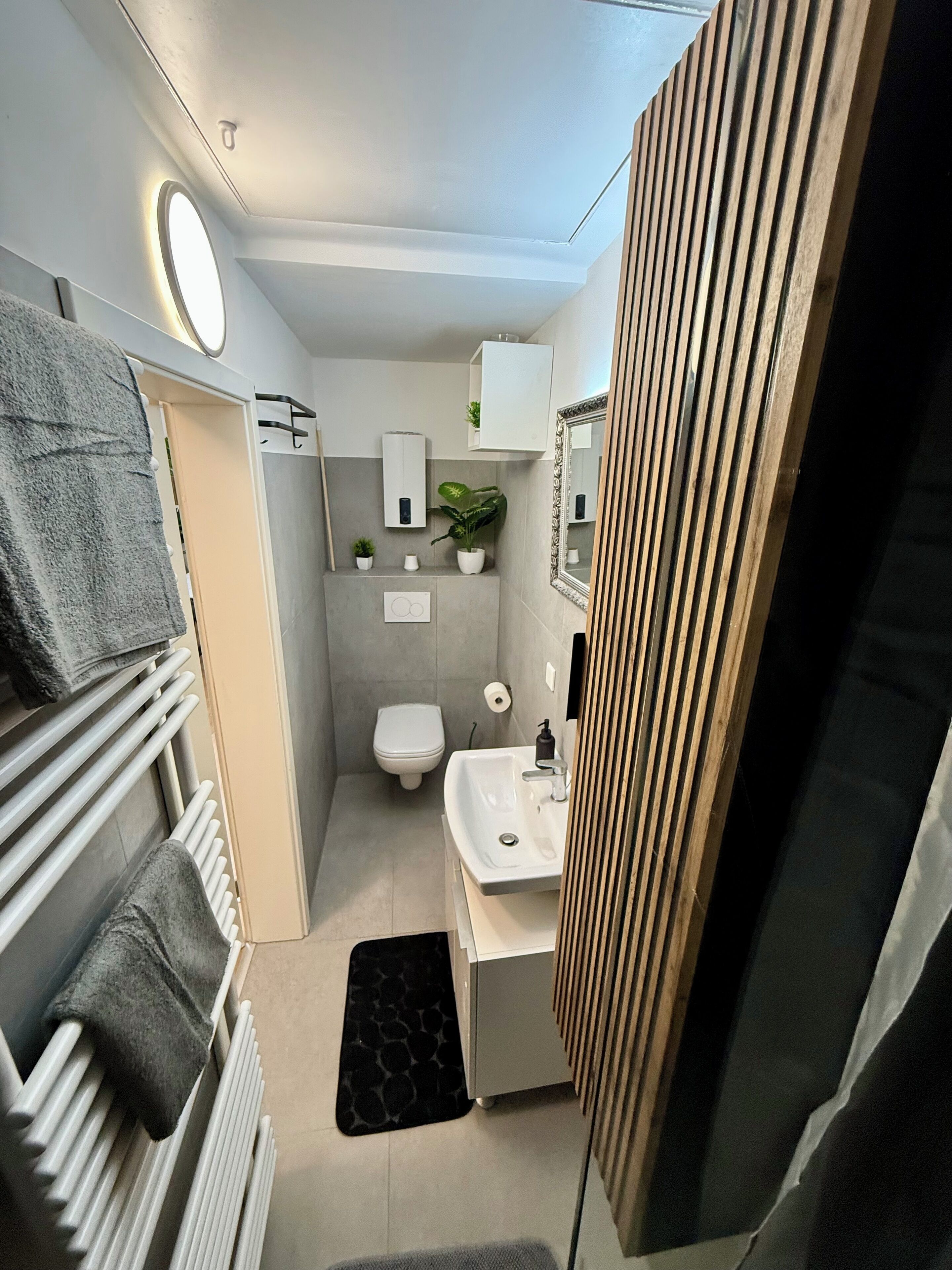 Een haardroger, handdoeken, toiletpapier