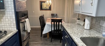 Aimee's Place- Comfy and  Close to Everything!
