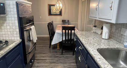 Aimee's Place- Comfy and Close to Everything!
