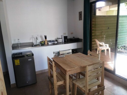 Lovely 1-bedroom cabin with AC in perfect Parrita close to Manuel Antonio beach