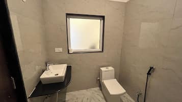 Doppia familiare, vista montagna | Bagno | Doccia, set di cortesia gratuito, asciugamani, sapone