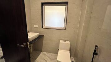 Family Double Room, Mountain View | Bathroom | Shower, free toiletries, towels, soap