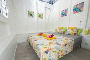 Tabla de planchar con plancha, wifi gratis y ropa de cama 