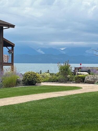 Cozy 2-bedroom ground floor lakeside condo with amazing lake and Mountain Views