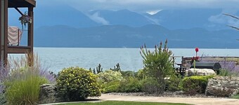 Cozy 2-bedroom ground floor lakeside condo with amazing lake and Mountain Views