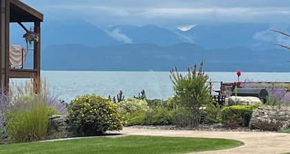Cozy 2-bedroom ground floor lakeside condo with amazing lake and Mountain Views