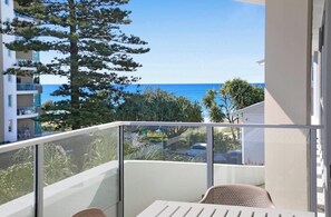 Outdoor dining - Luxury 2BR Palm Beach Apartment (Palm Beach)