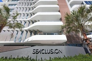 Exterior - Luxury 2BR Palm Beach Apartment (Palm Beach)