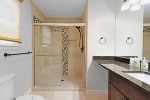 Douche, sèche-cheveux, serviettes fournies, shampoing