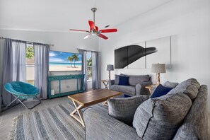 TV - Fin & Tonic~Heated Pool~Sleeps 12~Elegant Cape Coral Retreat (Cape Coral)