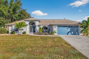 Exterior - Fin & Tonic~Heated Pool~Sleeps 12~Elegant Cape Coral Retreat (Cape Coral)