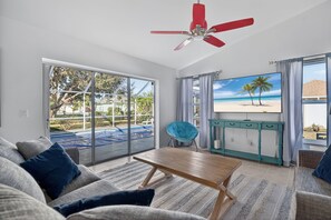 TV - Fin & Tonic~Heated Pool~Sleeps 12~Elegant Cape Coral Retreat (Cape Coral)