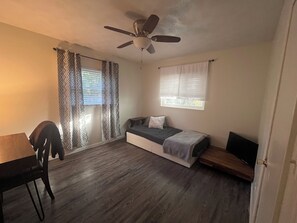 3 slaapkamers, een strijkplank/strijkijzer, gratis wifi, beddengoed