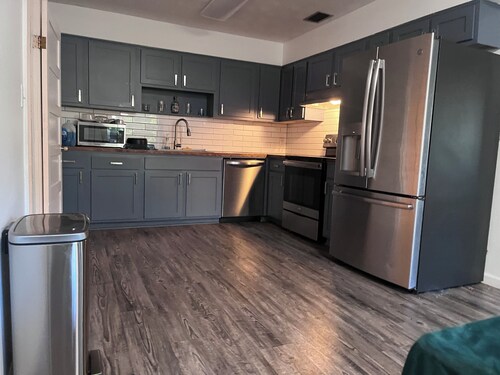 Spacious 3bdrm Avondale home; big private yard & walk to 3 shopping/eating areas