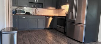 Spacious 3bdrm Avondale home; big private yard & walk to 3 shopping/eating areas