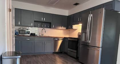 Spacious 3bdrm Avondale home; big private yard & walk to 3 shopping/eating areas