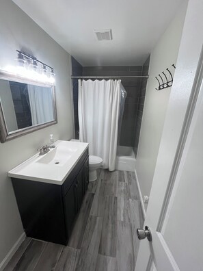 Secador de pelo, toallas, jabón, papel higiénico