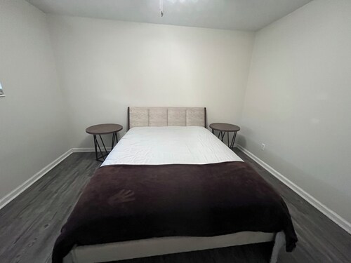 Spacious 3bdrm Avondale home; big private yard & walk to 3 shopping/eating areas