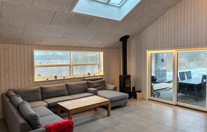 Smart TV - Stunning home in Rødby with indoor swimming pool (Rødby)