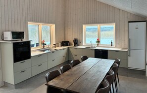 Fridge, microwave, dishwasher, coffee/tea maker - Stunning home in Rødby with indoor swimming pool (Rødby)