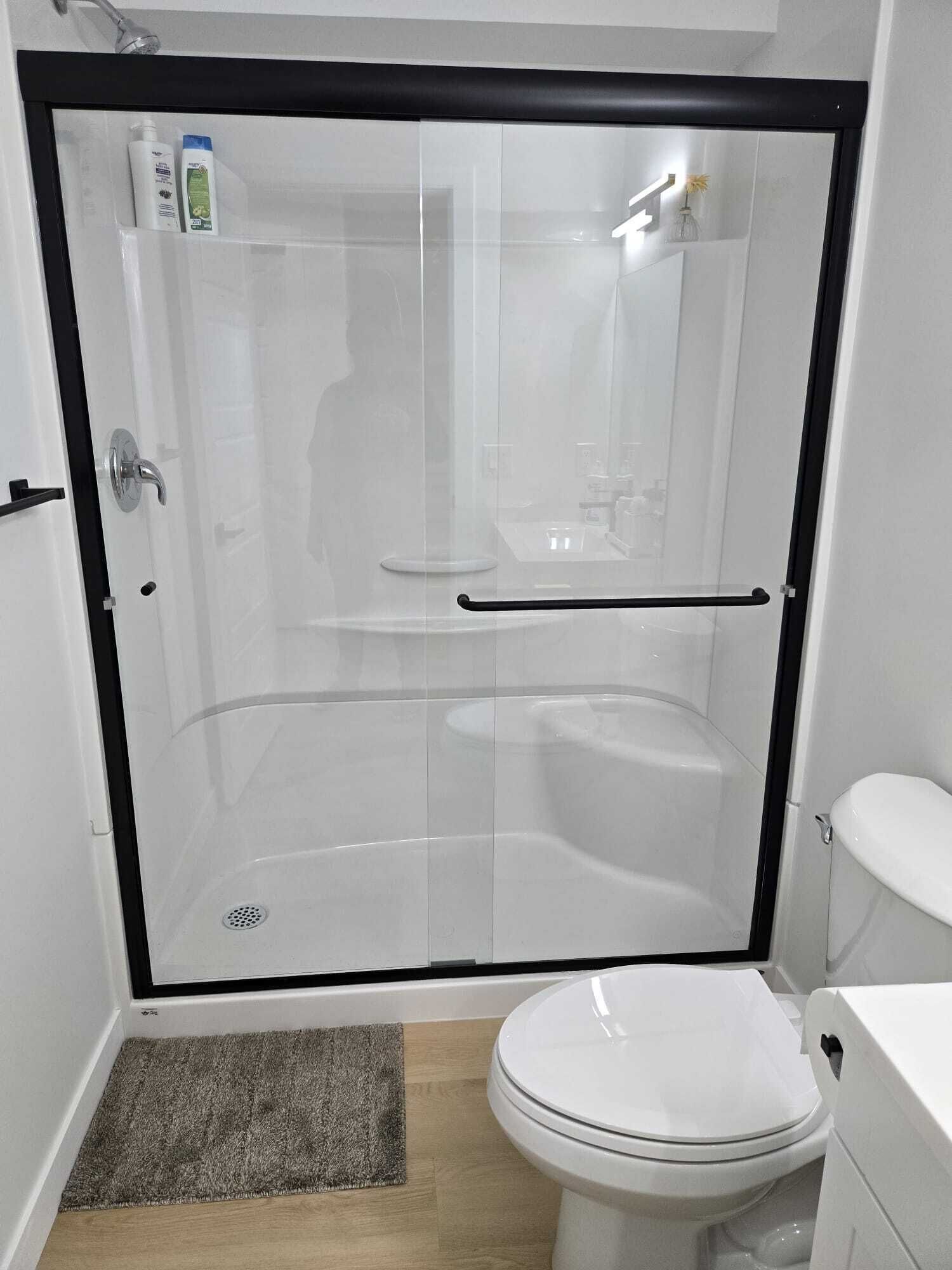 Douche, serviettes fournies, savon, papier toilette