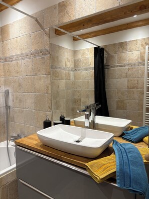 Shower, hair dryer, towels, soap - Mas de Paulette : Climate, Garden & Peace in Provence (saint pierre de mezoargue)
