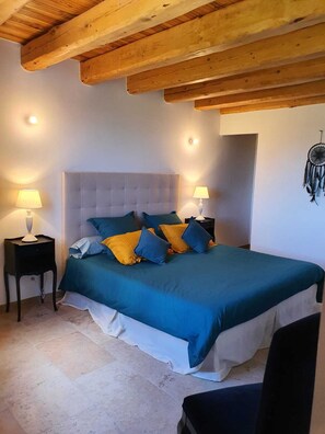 3 bedrooms, iron/ironing board, free WiFi, bed sheets - Mas de Paulette : Climate, Garden & Peace in Provence (saint pierre de mezoargue)