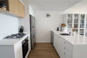 Micro-ondes, four, plaque de cuisson, lave-vaisselle