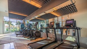 Ein modernes Fitnessstudio mit Laufbändern, Crosstrainern und Ergometer.
