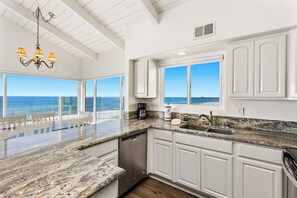 Interior - 1317 S Pacific - Entire Home (Oceanside)