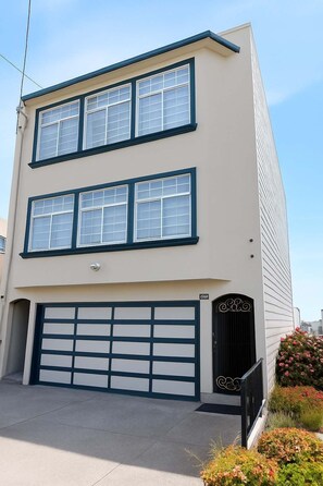 House (5 Bedrooms) | Interior - @ Marbella Lane - Vibrant 5BR Home in Daly City (Daly City)