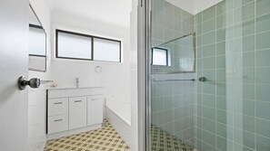 Shower - Dixon Delight - Beautiful holiday home on Dixon Street. (Inverloch)