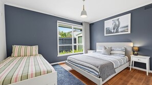 3 bedrooms, desk, travel cot, free WiFi - Dixon Delight - Beautiful holiday home on Dixon Street. (Inverloch)