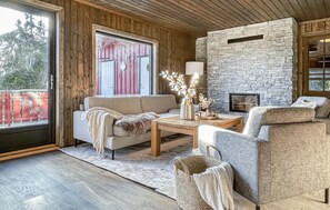 Smart TV, fireplace - Lovely home in Sjusjøen with sauna (Sjusjøen)