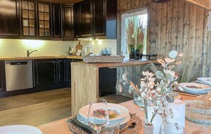 Fridge, microwave, oven, stovetop - Lovely home in Sjusjøen with sauna (Sjusjøen)