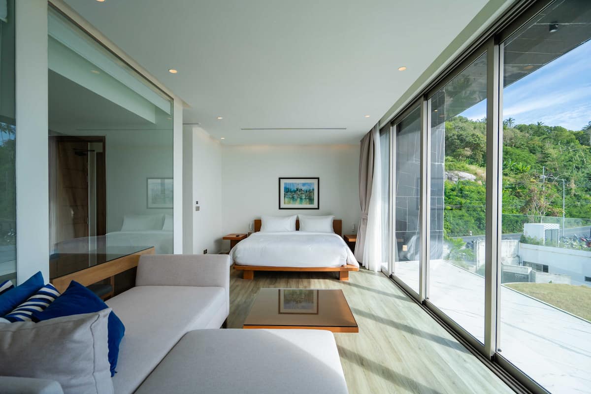 Villa – premier, sjøutsikt | Safe på rommet, skrivebord og skrivebord for bærbar PC